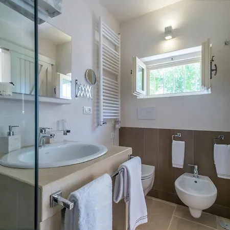 Traghetto Sleeps 6 With Pool Villa